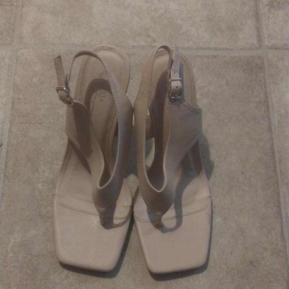 Olivia Ferragamo Between Toe Nude Heels Size 7 1/2